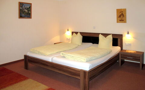 Alpbach 633: Slaapkamer, Bed, Meubilair, Kamer, Matras, Laken, Bed Frame, Eigendom, Verdieping, Bedding