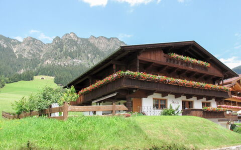 Alpbach 633: Bergachtig Landvormen, Berg, Eigendom, Huis, Bergketen, Natuurlijk Landschap, Alpen, Architectuur, Huis, Onroerend Goed