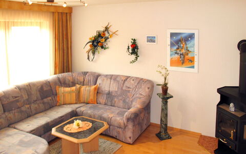 Wildauer: Woonkamer, Kamer, Meubilair, Bankstel, Interieur Ontwerp, Eigendom, Muur, Verdieping, Huis, Tafel
