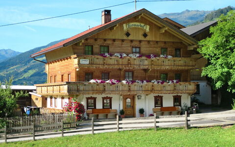 Zell am Ziller 608: Lucht, Gebouw, Venster, Fabriek, Wolk, Boom, Berg, Onroerend Goed, Vrije Tijd, Landelijk Gebied