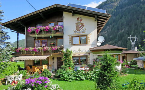 Mathoy: Fabriek, Bloem, Gebouw, Eigendom, Venster, Lucht, Groen, Boom, Huis, Architectuur