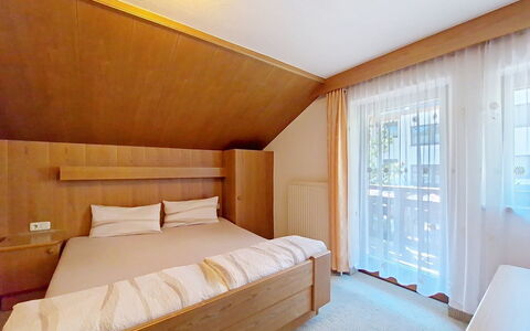 Alpenblick: Interieur Ontwerp, Hout, Flooring, Verdieping, Meubilair, Plafond, Kamer, Bed, Verlichting, Slaapkamer
