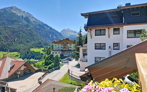 Alpenblick: Huis, Huis, Heuvel Station, Bergketen, Helling, Dorp, Alpen, Bergdorp, Balkon, Vallei
