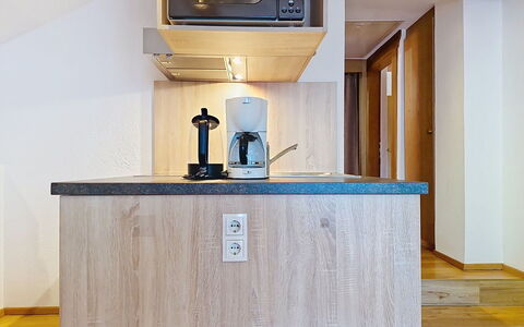 Alpenblick: Hout, Interieur Ontwerp, Flooring, Verdieping, Keuken, Meubilair, Plafond, Kamer, Verlichting, Countertop