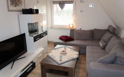 Haus am See: Bankstel, Eigendom, Meubilair, Fotolijst, Tafel, Venster, Verlichting, Interieur Ontwerp, Hout, Woonkamer