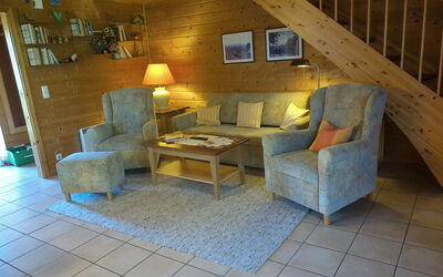 Auerhahn 605.3: Meubilair, Bankstel, Hout, Architectuur, Verdieping, Flooring, Woonkamer, Onroerend Goed, Hardwood, Lamp