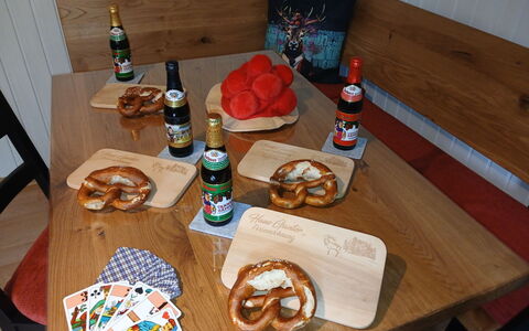 Haus Ganter: Voedsel, Tableware, Tafel, Ingrediënt, Drinkware, Meubilair, Finger Food, Serveware, Dishware
