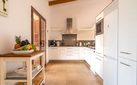 Marinassa: Cabinetry, Meubilair, Eigendom, Countertop, Interieur Ontwerp, Oranje, Keuken, Kamerplant, Hout, Fabriek