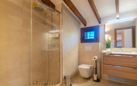 Can Amagat: Gebouw, Loodgieterswerkinrichting, Eigendom, Badkamer, Kraan, Douchekop, Interieur Ontwerp, Huis, Flooring