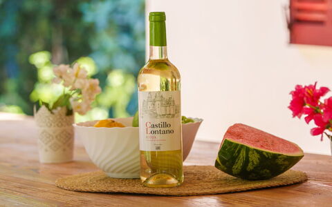 Ullastro Pollença: Fles, Fabriek, Voedsel, Bloem, Hout, Tableware, Tafel, Glazen Fles, Ingrediënt