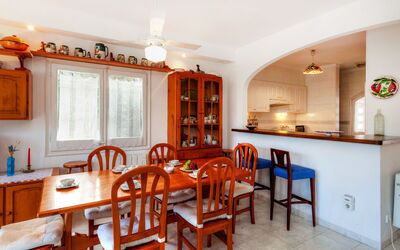 La Reserva i 724.1: Meubilair, Tafel, Eigendom, Stoel, Hout, Verlichting, Oranje, Interieur Ontwerp, Venster, Keuken