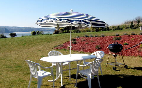 Belle Vue sur Mer: Paraplu, Meubilair, Tafel, Stoel, Gras, Vrije Tijd, Architectuur, Schaduw, Plantengemeenschap, Boom