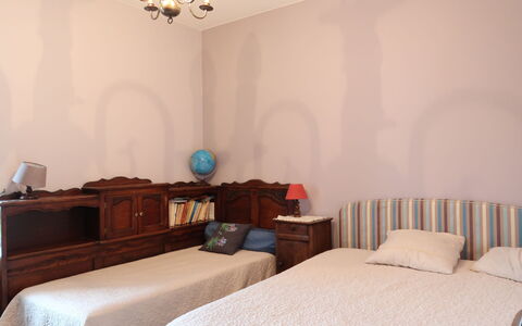 La Longère: Slaapkamer, Kamer, Meubilair, Bed, Eigendom, Laken, Interieur Ontwerp, Bed Frame, Muur, Bedding