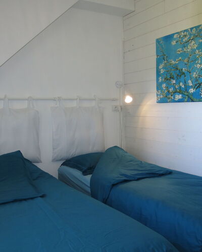 Au Soleil Joyeux: Gebouw, Meubilair, Licht, Azure, Blauw, Comfort, Textiel, Huis, Interieur Ontwerp, Schaduw