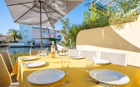 Bleu Azur: Tafel, Lucht, Eigendom, Meubilair, Tableware, Dishware, Fabriek, Schaduw, Stoel, Paraplu