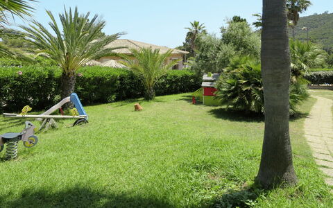 Stella di Mare: Gazon, Gras, Eigendom, Vegetation, Natuurlijk Landschap, Land Lot, Werf, Tuin, Boom, Backyard