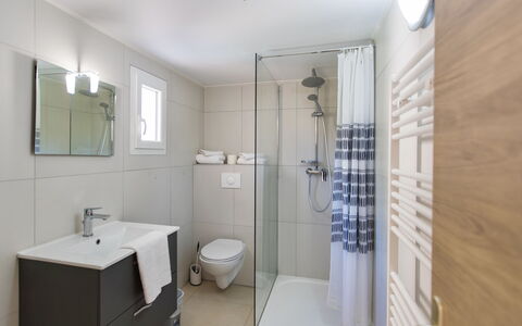 Stella di Mare: Spiegel, Loodgieterswerkinrichting, Wastafel, Badkamer, Kraan, Douche, Douchekop, Huis, Flooring