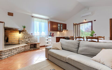 Tomazin: Meubilair, Interieur Ontwerp, Bankstel, Flooring, Verdieping, Hout, Plafond, Woonkamer, Kamer, Tafel