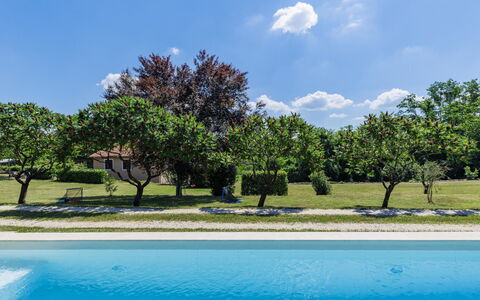 Tomazin: Blauw, Zwembad, Schaduw, Tuin, Toevlucht, Vrije Tijd, Landscaping, Gazon, Eco Hotel, Landgoed