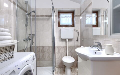 Tomazin: Interieur Ontwerp, Loodgieterswerkinrichting, Flooring, Verdieping, Wastafel, Wastafel In De Badkamer, Badkamer, Meubilair, Kraan, Kamer