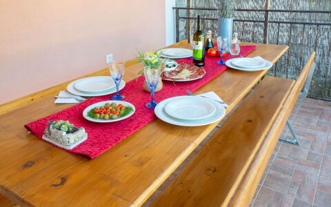 Medica: Voedsel, Tableware, Tafel, Meubilair, Dishware, Bord, Hout, Interieur Ontwerp, Kop, Venster