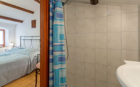 Villa Paula: Eigendom, Gebouw, Loodgieterswerkinrichting, Badkamer, Interieur Ontwerp, Architectuur, Shower Rod, Verdieping, Cabinetry, Douche