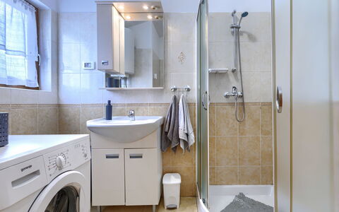 Liberat: Badkamer, Interieur Ontwerp, Loodgieterswerkinrichting, Flooring, Wastafel, Verdieping, Badkamerkast, Wastafel In De Badkamer, Toilet, Kraan