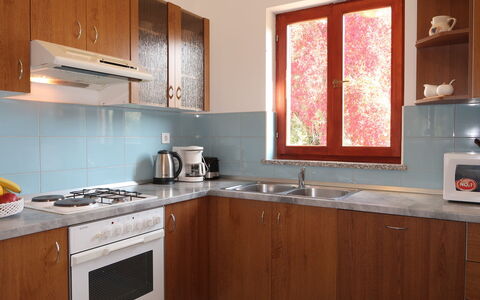Fortica: Bruin, Cabinetry, Countertop, Eigendom, Gootsteen, Wastafel, Kraan, Keuken, Hout, Gebouw