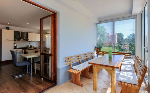 Laura: Meubilair, Tafel, Venster, Gebouw, Hout, Kamerplant, Woonkamer, Fabriek, Interieur Ontwerp, Flooring