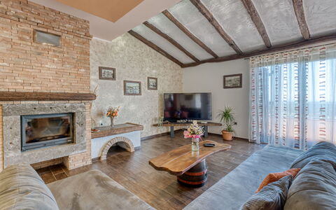 Villa Toni: Meubilair, Interieur Ontwerp, Bankstel, Muur, Flooring, Hout, Plafond, Woonkamer, Verdieping, Kamer