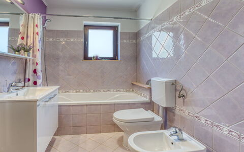 Villa Toni: Badkamer, Loodgieterswerkinrichting, Flooring, Interieur Ontwerp, Verdieping, Wastafel, Bad, Kraan, Wastafel In De Badkamer, Toilet