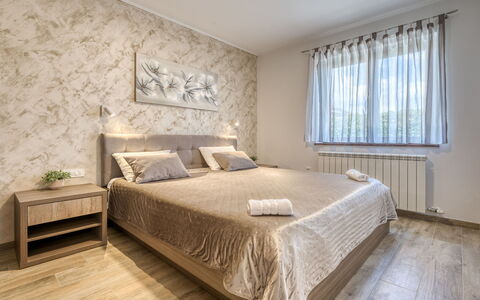 Villa Toni: Bed, Meubilair, Slaapkamer, Interieur Ontwerp, Bedding, Flooring, Laken, Verdieping, Hout, Plafond