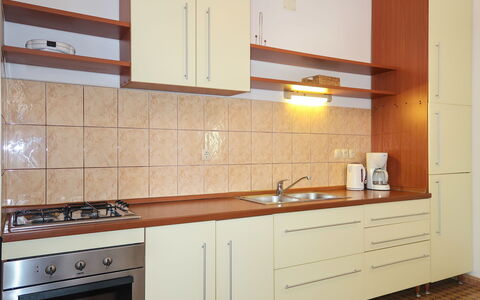 Andela: Cabinetry, Countertop, Gebouw, Eigendom, Wastafel, Kraan, Gootsteen, Keuken, Hout, Fornuis
