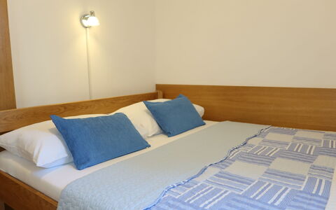 Tin: Meubilair, Eigendom, Comfort, Azure, Hoofdkussen, Textiel, Hout, Interieur Ontwerp, Verdieping, Bed Frame