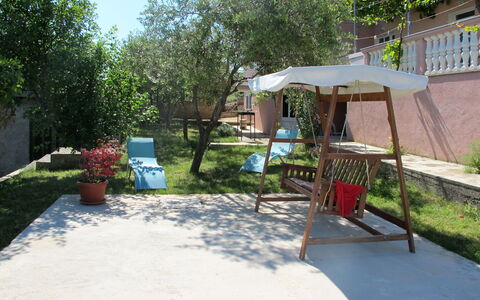 Ines: Backyard, Eigendom, Werf, Schaduw, Onroerend Goed, Tuin, Landscaping, Gras, Patio, Gebouw