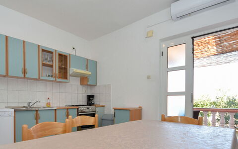 Ines: Eigendom, Tafel, Meubilair, Stoel, Venster, Cabinetry, Gebouw, Hout, Verlichting, Interieur Ontwerp