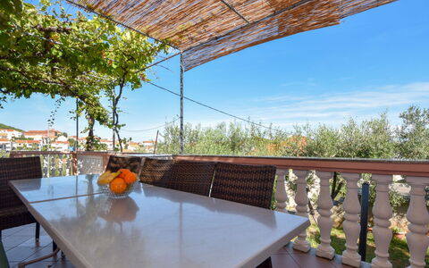 Ines: Tafel, Meubilair, Lucht, Eigendom, Tableware, Stoel, Schaduw, Buitenmeubels, Boom, Buitentafel
