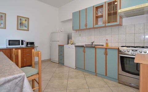 Ines: Cabinetry, Meubilair, Gootsteen, Countertop, Gebouw, Wastafel, Kraan, Toestel Van De Keuken, Fornuis, Hout