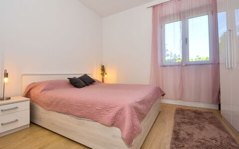 Ines: Meubilair, Eigendom, Venster, Comfort, Hout, Gebouw, Verlichting, Interieur Ontwerp, Schaduw