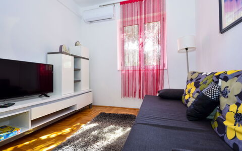 Ines: Eigendom, Decoratie, Televisie, Comfort, Purper, Venster, Interieur Ontwerp, Woonkamer, Verdieping, Hout