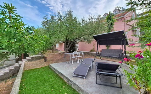 Ines: Siding, Tuin, Verblijf, Buitenmeubels, Schaduw, Werf, Garden Gebouwen, Backyard, Landscaping, Hardwood