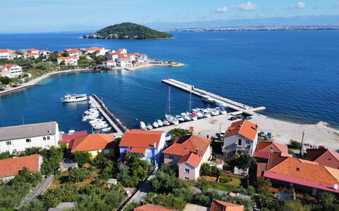 Ines: Water, Lucht, Gebouw, Azure, Boot, Wolk, Kust En Oceanic Landvormen, Boom, Huis, Landschap