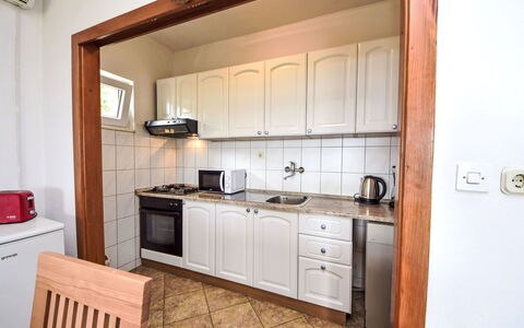 Basic: Cabinetry, Countertop, Eigendom, Meubilair, Gebouw, Fornuis, Keuken, Toestel Van De Keuken, Hout, Lade