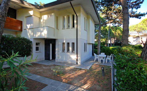 Villa Isolina: Fabriek, Gebouw, Eigendom, Lucht, Venster, Boom, Huis, Land Lot, Verblijf