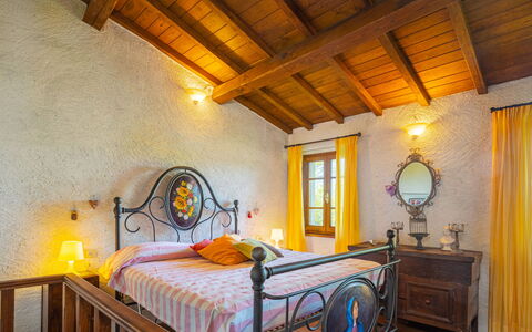 Vincio: Slaapkamer, Bed, Kamer, Meubilair, Eigendom, Bed Frame, Interieur Ontwerp, Plafond, Laken, Gebouw