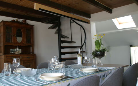 Helmrich: Tafel, Meubilair, Eigendom, Gebouw, Tableware, Fabriek, Interieur Ontwerp, Architectuur, Hout, Kamerplant