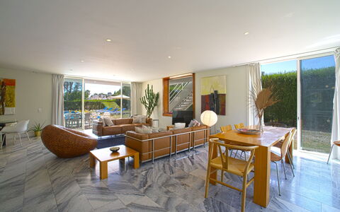 Villa Golf: Meubilair, Tafel, Eigendom, Fabriek, Bankstel, Bloempot, Hout, Interieur Ontwerp, Kamerplant, Comfort