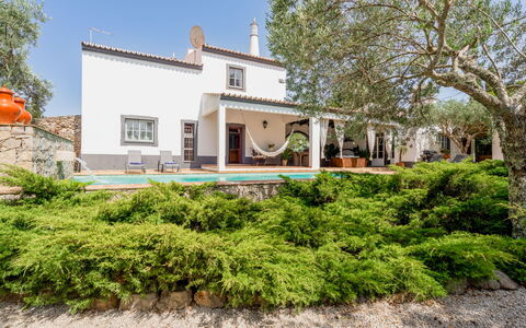 Quintal das Oliveiras: Fabriek, Lucht, Gebouw, Eigendom, Boom, Venster, Huis, Land Lot, Gras, Woongebied