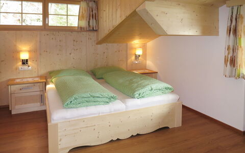 Nachbarbauer: Slaapkamer, Bed, Meubilair, Kamer, Eigendom, Bed Frame, Verdieping, Laken, Plafond, Houten Vloer