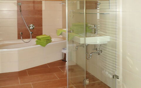 Nachbarbauer: Badkamer, Kamer, Tegel, Eigendom, Verdieping, Interieur Ontwerp, Gebouw, Flooring, Plafond, Huis